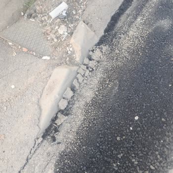 Garaj Girişi Asfalt Basamağı Haline Geldi, Araç Girişi Zorlaşıyor