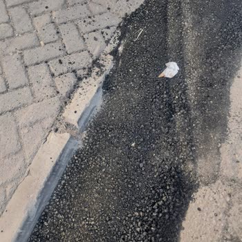 Garaj Girişi Asfalt Basamağı Haline Geldi, Araç Girişi Zorlaşıyor
