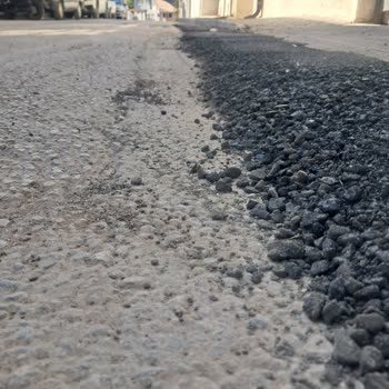 Garaj Girişi Asfalt Basamağı Haline Geldi, Araç Girişi Zorlaşıyor