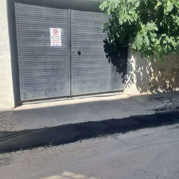 Garaj Girişi Asfalt Basamağı Haline Geldi, Araç Girişi Zorlaşıyor
