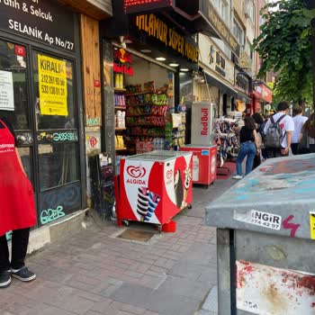 Beşiktaş Ihlamur Caddesi'nde Dondurma Tezgahları Kaldırımları İşgal Ediyor