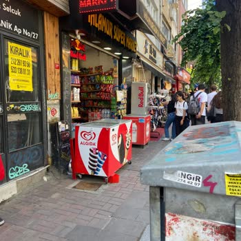 Beşiktaş Ihlamur Caddesi'nde Dondurma Tezgahları Kaldırımları İşgal Ediyor