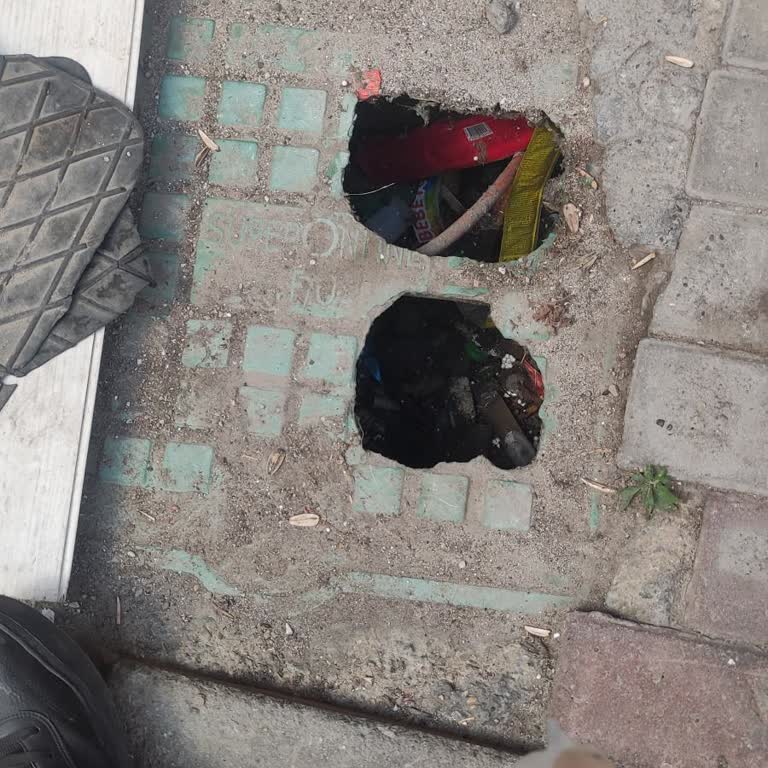 İzmit’te Kırık Sokak Kapağı Çocuk Güvenliğini Tehlikeye Atıyor