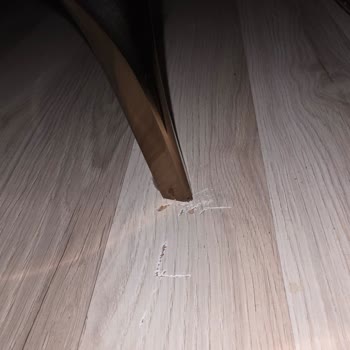Eksik Plastik Ayak Uçları Zemin Çiziklerine Sebep Oldu