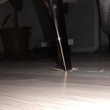 Eksik Plastik Ayak Uçları Zemin Çiziklerine Sebep Oldu