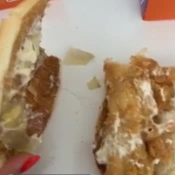 Popeyes Hamburgerden Saç Çıktı