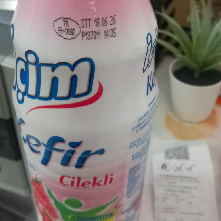 Tarım Kredi Kooperatif Market'te Tarihi Geçmiş Çilekli Kefir Satışı