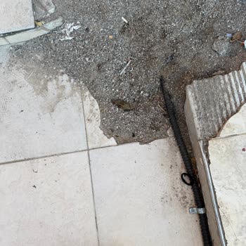 Türk Telekomun Apartman Girişindeki Fayans Ve Zemin Hasarı Düzeltilsin