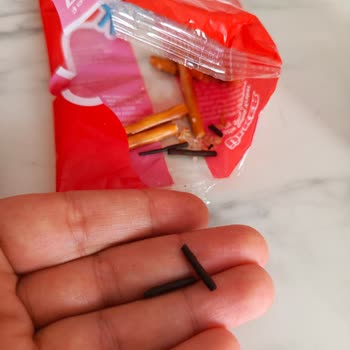 A101’de Satılan Ülker Çubuk Krakerde Siyah Yabancı Maddeler Gıda Güvenliği Endişesi