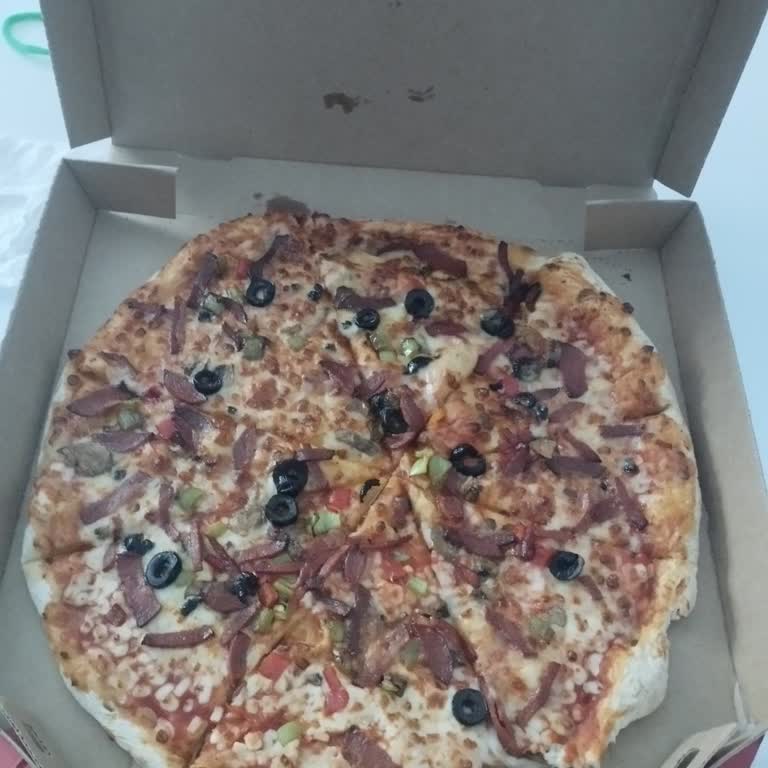 Açık Ve Isırılmış Pizza Kutusu Sağlık Ve Hijyen Sorunu