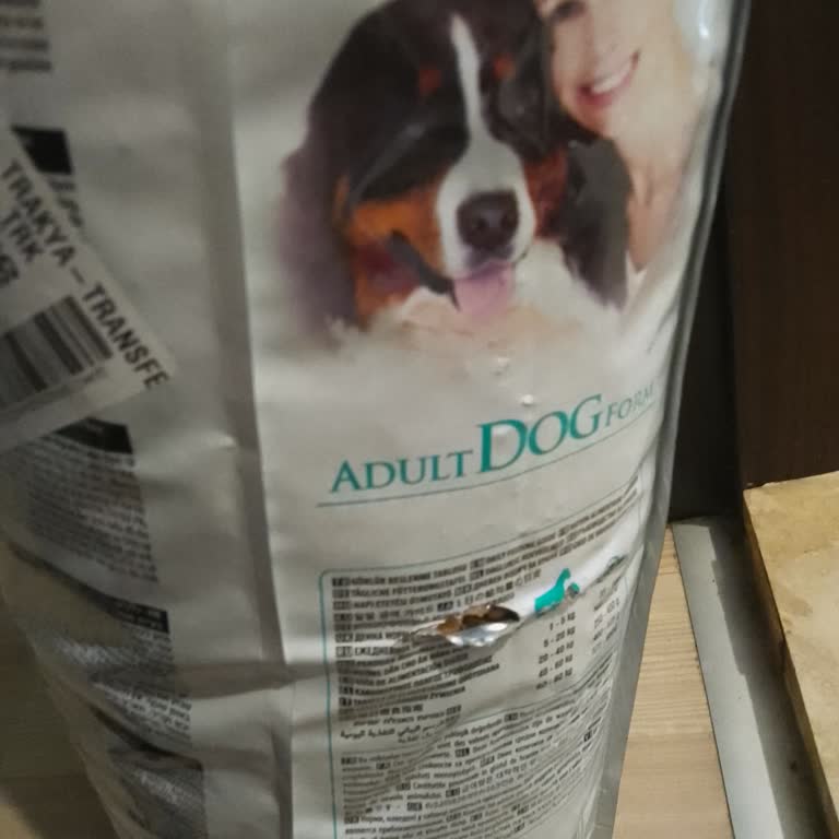 Yetersiz Paketleme Nedeniyle Köpek Maması Paketi Yırtılıyor