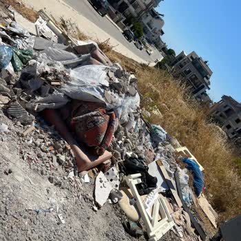 Beşparmak Caddesi’nde Biriken Çöpler Hızlıca Temizlenmeli Ve Tekrarlanmamalı