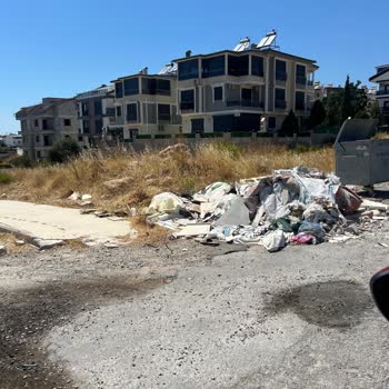 Beşparmak Caddesi’nde Biriken Çöpler Hızlıca Temizlenmeli Ve Tekrarlanmamalı