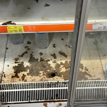Bandırma Migros Mağazasının Kirli Rafları Müşteri Memnuniyetini Zedeliyor