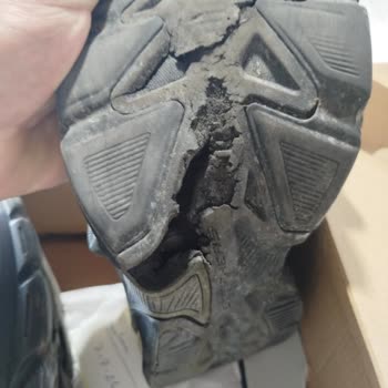 Skechers Ayakkabısının Tabanı Altı Ayda Parçalandı, Kullanıcı Hatası Açıklaması Kabul Edilemez