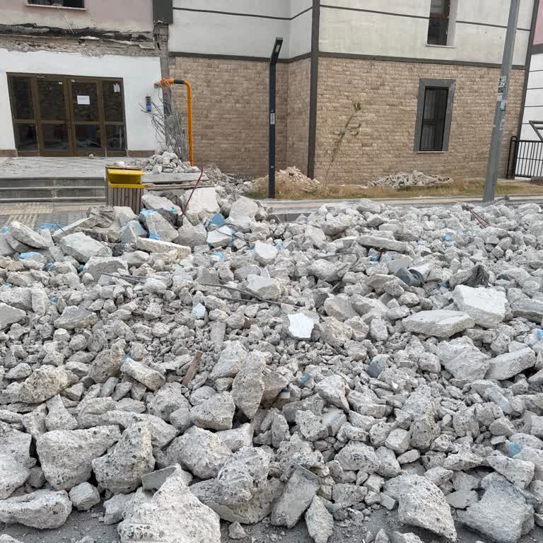 Bina Girişindeki Hasar Ve Doğalgaz Kesintisi Nedeniyle Acil Mağduriyet
