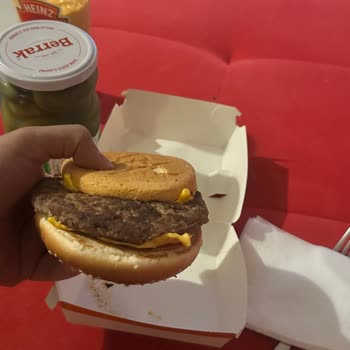 Yanlış Ve Soğuk Burger, Cevapsız Kalındı; Tam İade Talebi