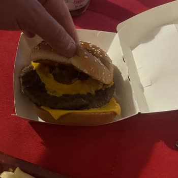 Yanlış Ve Soğuk Burger, Cevapsız Kalındı; Tam İade Talebi