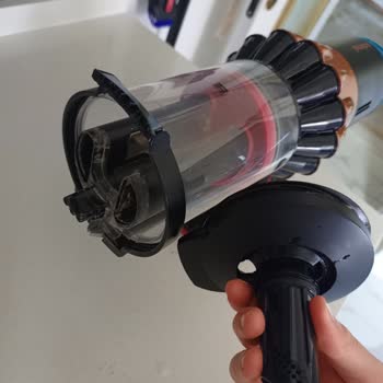 Dyson V16 Animal Dikey Süpürge Hazne Kapağının Kırılması Ve Boru Sallanması Garanti Kapsamında Onarım Talebi