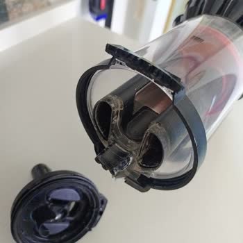 Dyson V16 Animal Dikey Süpürge Hazne Kapağının Kırılması Ve Boru Sallanması Garanti Kapsamında Onarım Talebi