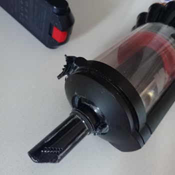 Dyson V16 Animal Dikey Süpürge Hazne Kapağının Kırılması Ve Boru Sallanması Garanti Kapsamında Onarım Talebi