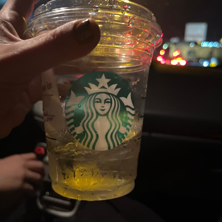 Starbucks Çalışanlarının Çalkalanmamış İçecek Talebine Alaycı Tutumu