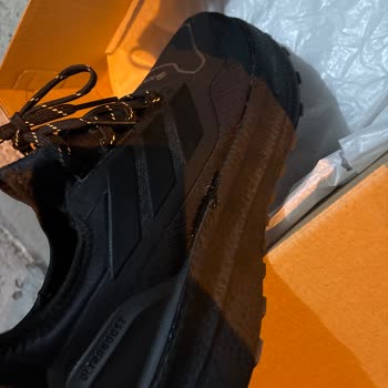 İzmit Sembol AVM'de Defolu Adidas Ayakkabı Ve Personel Tutumu