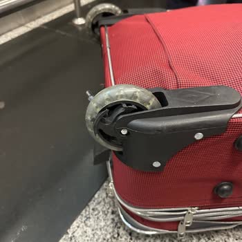 Sunexpress Kırılan Valiz İçin Tamir Talebi Ve Parça Eksikliği Nedeniyle Sorumluluk Yüklemesi