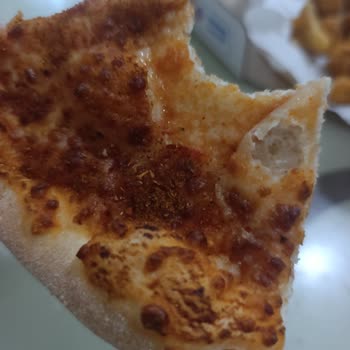 Görseldeki Pizza Ve Patatesler Yerine Sert Eksik Ve Küçük Ürün Gönderildi: Ücret İadesi Talep Edildi