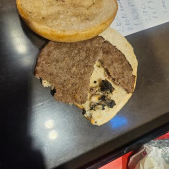 Saloon Burger Simsiyah, Son Derece İğrendirici Bir Parça Çıktı