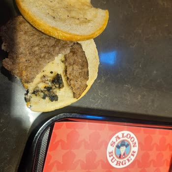 Saloon Burger Simsiyah, Son Derece İğrendirici Bir Parça Çıktı