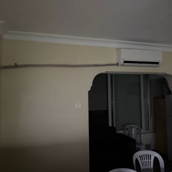 Salon Ortasındaki Görünür Borularla Estetik Olmayan Klima Montajı
