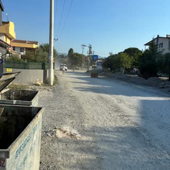 Kuşadası Karaova Mahallesi Yolunda 90 Gün Boyunca Toz Ve Çamurla Açık Bırakılan İnşaat