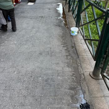 Yılmaz Büyükerşen Bulvarı’nda Kaldırım Kirliliği Ve Rahatsız Edici Koku
