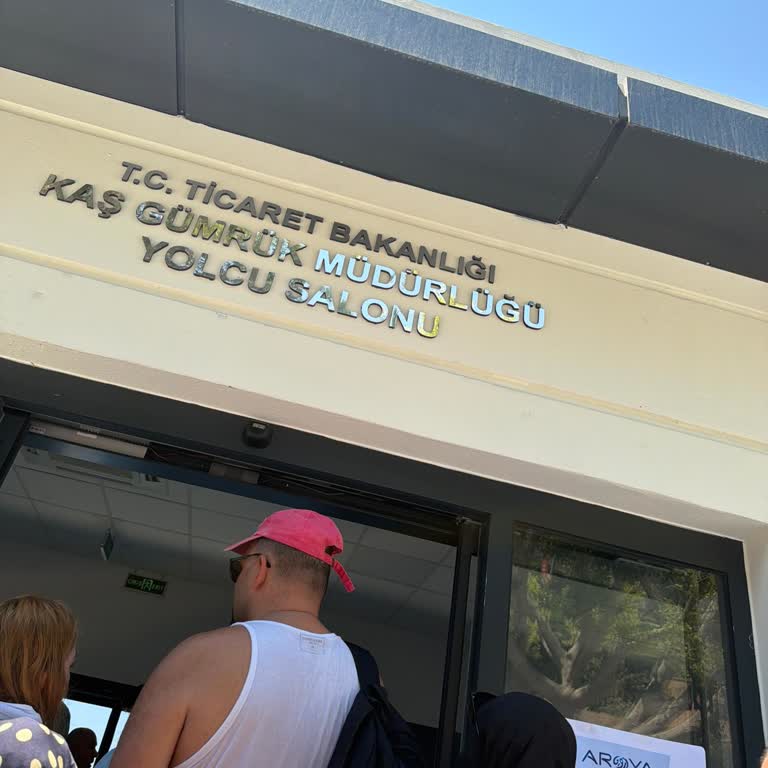 Kaş’ta Pasaport Kontrolünde Uzun Kuyruk Ve Gölgelik Eksikliği Yolcuları Mağdur Etti