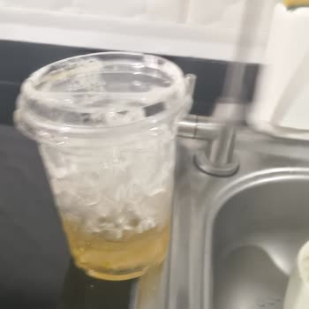 McDonald's Şubesinde Dökülen İçecek, Kirli Paketleme Ve Yanıtsızlık
