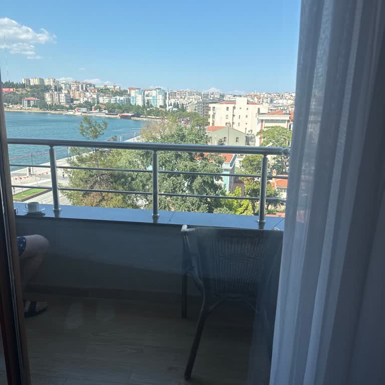 Deniz Manzaralı Oda Aldım, Yan Cephe Oda Verildi