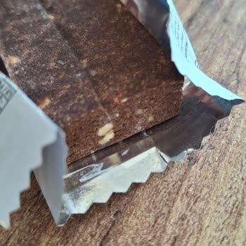 Son Kullanma Tarihi Silinmiş Ve Beyaz Oluşumlar İçeren Vegan Protein Bar Şikayeti