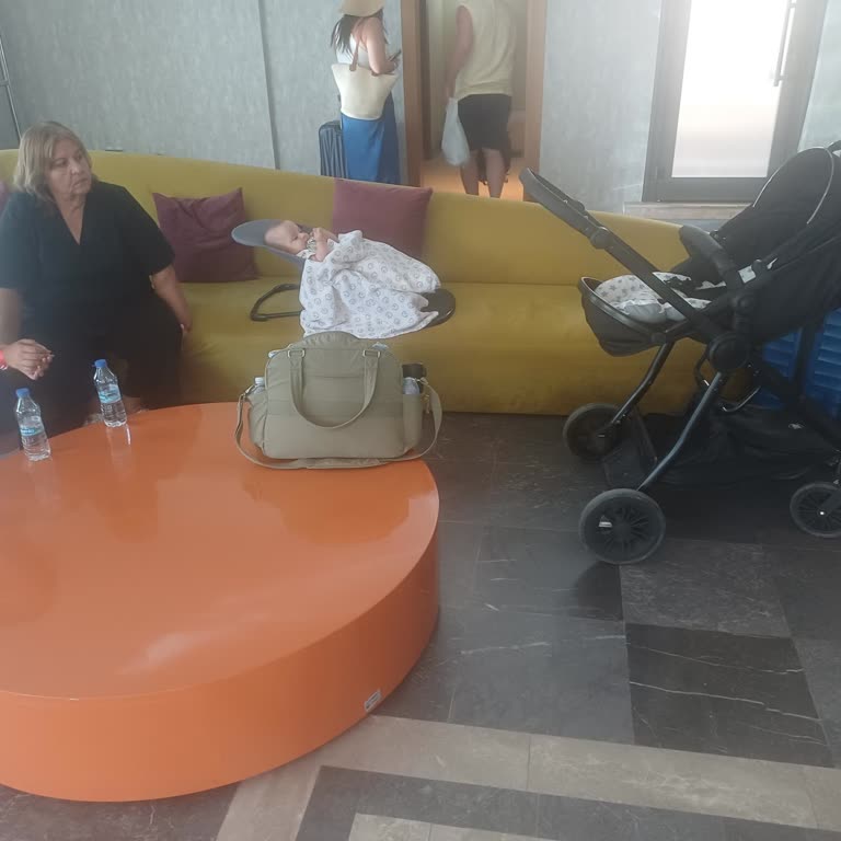 Bebekli Aileyi Merdivenli Oda Bilgisi Gizlemesi Ve Çözüm Sunulamaması