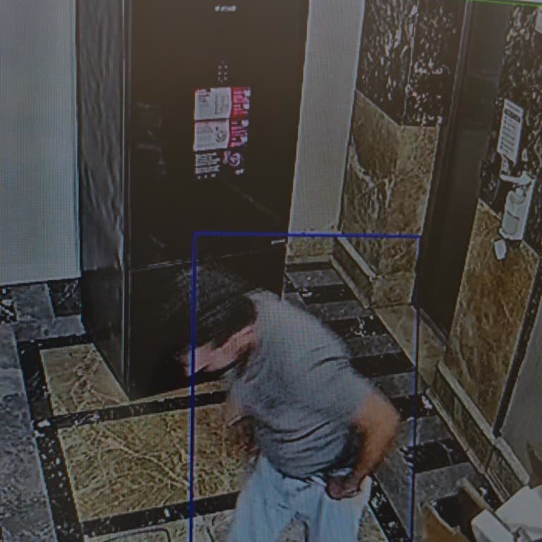 Kutusuz Ve Parça Parça Gelen Yeni Buzdolabına Teslimat Şikayeti