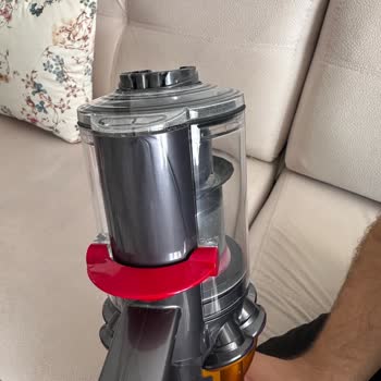 Dyson V12 Modelinde Toz Haznesi Kapağının Tam Kapanmaması Sorunu