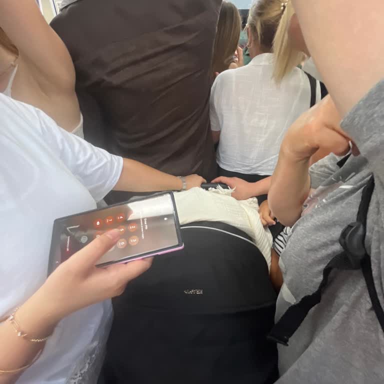 Yoğun Saatlerde Azalan Tramvay Seferleri Yolcu Güvenliğini Tehdit Ediyor