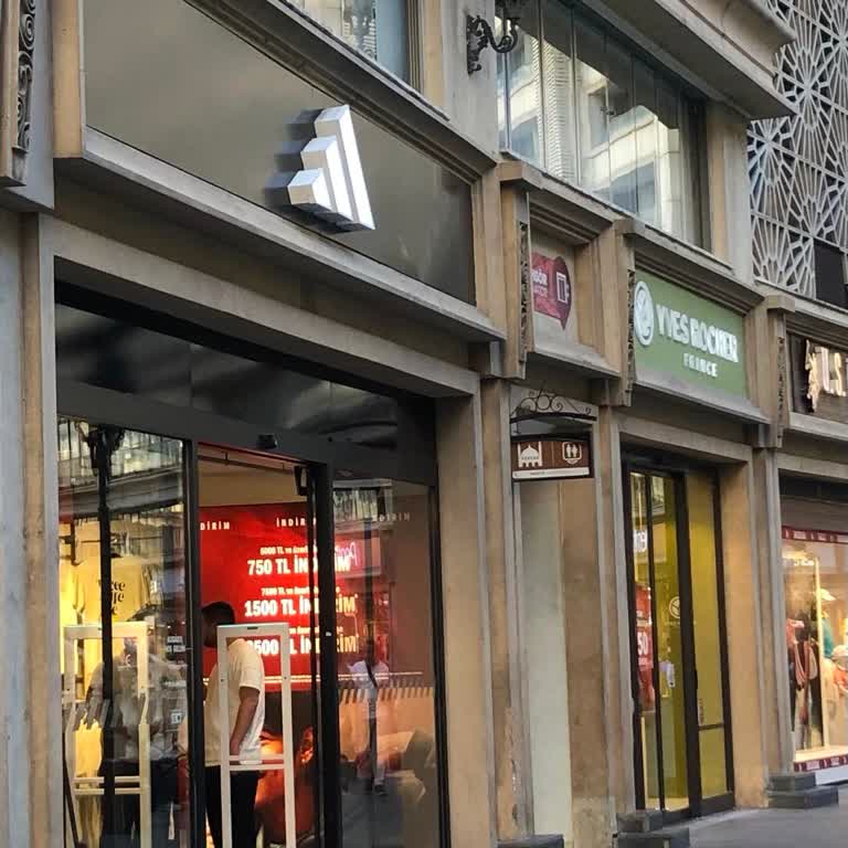 Adidas Mağaza Güvenlik Görevlisinin Haksız Suçlaması Ve Saygısız Yaklaşımı