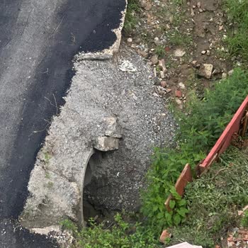 Araklı Köy Yolu Sel Ve Toprak Kayması Nedeniyle Sağlık Ve Güvenlik Riski Oluşturuyor