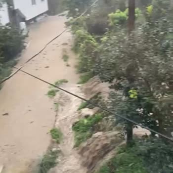 Araklı Köy Yolu Sel Ve Toprak Kayması Nedeniyle Sağlık Ve Güvenlik Riski Oluşturuyor