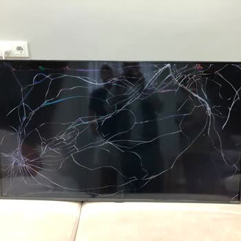 Media Markt'tan Gelen LG QNED87B6 Televizyonun Kırık Ekranı