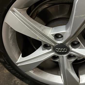 Carwax Kocaeli Symbol AVM Şubesinde Üç Dış Yıkama Sonrası Araçta Kirli Tekerlek Ve Tampon