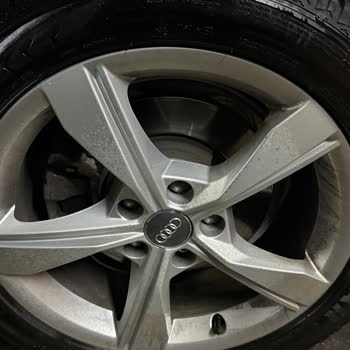 Carwax Kocaeli Symbol AVM Şubesinde Üç Dış Yıkama Sonrası Araçta Kirli Tekerlek Ve Tampon