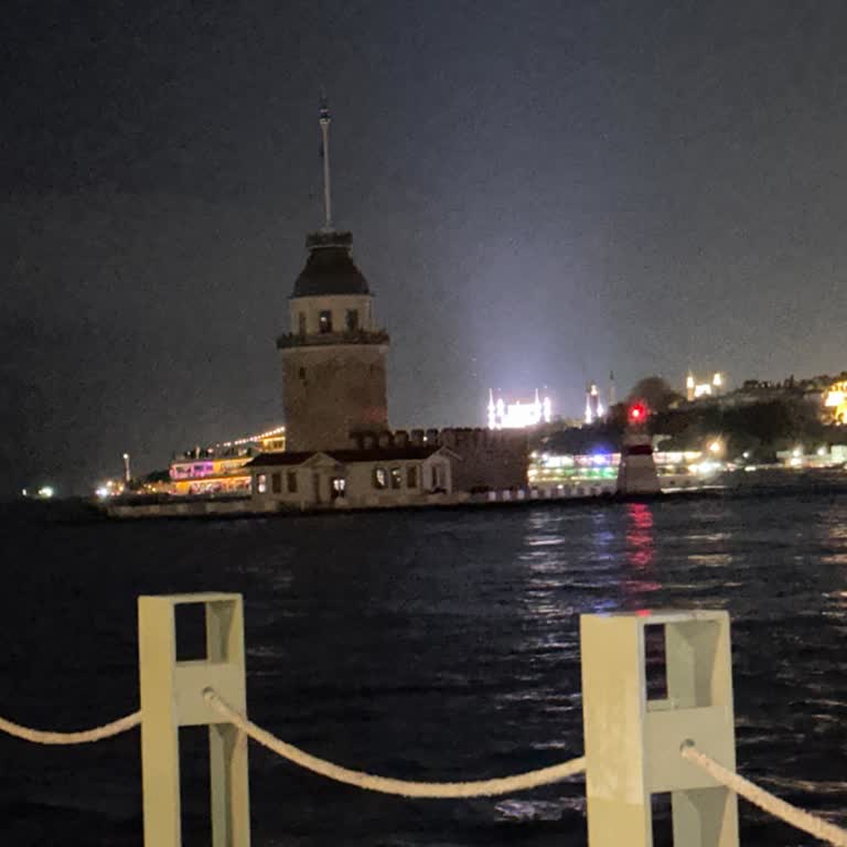 Kız Kulesi Gece Işıkları Kapalı, Turistlerin Hayal Kırıklığı