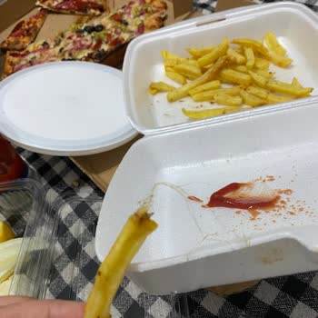 Arya Fastfood Patatesten İp Pizzadan Böcek Çıktı